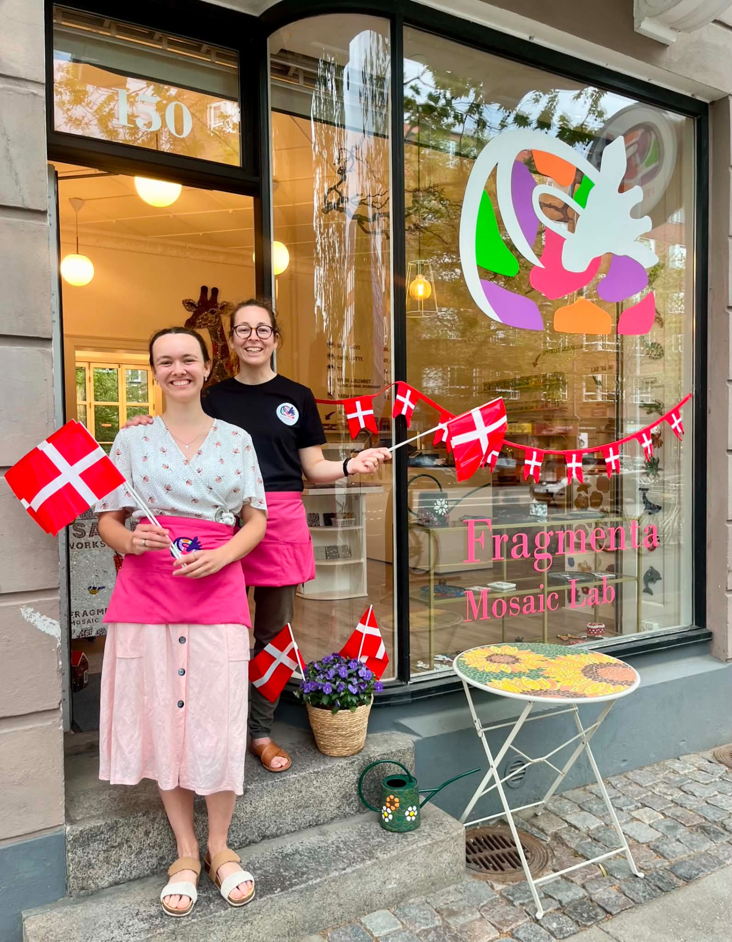 Maja og Lisa fra Fragmenta Mosaic Lab på butikkens 1-års fødselsdag d. 2/6
